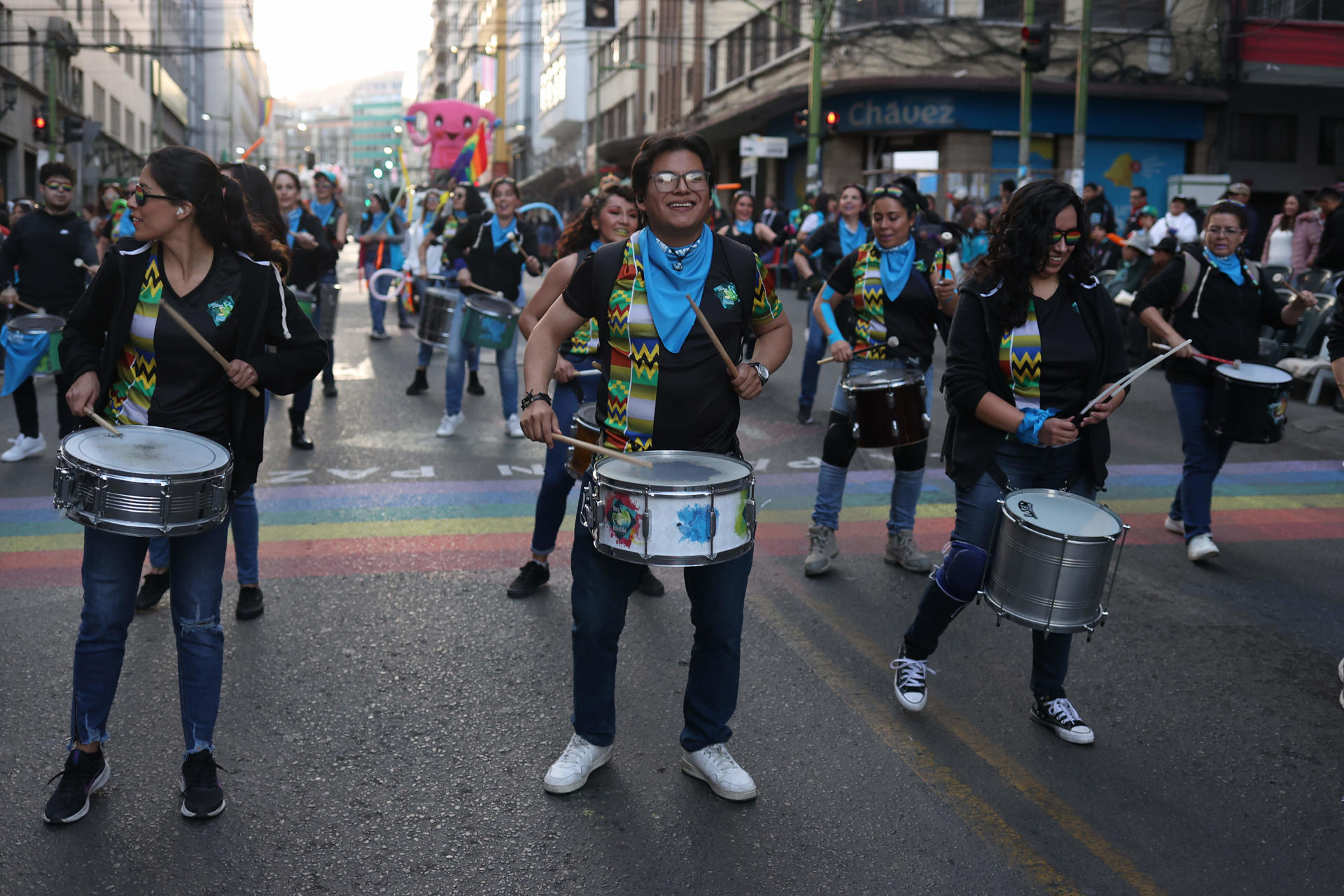 Personas participan en una marcha con motivo del Día del Orgullo LGTBI este sábado en La Paz (Bolivia). Las calles del centro de La Paz se llenaron de banderas con los colores de la comunidad LGTBI donde cientos de personas reivindicaron el aporte de su trabajo a la sociedad boliviana, su derecho a ser respetado y a la libertad de poder elegir. EFE/ Luis Gandarillas
