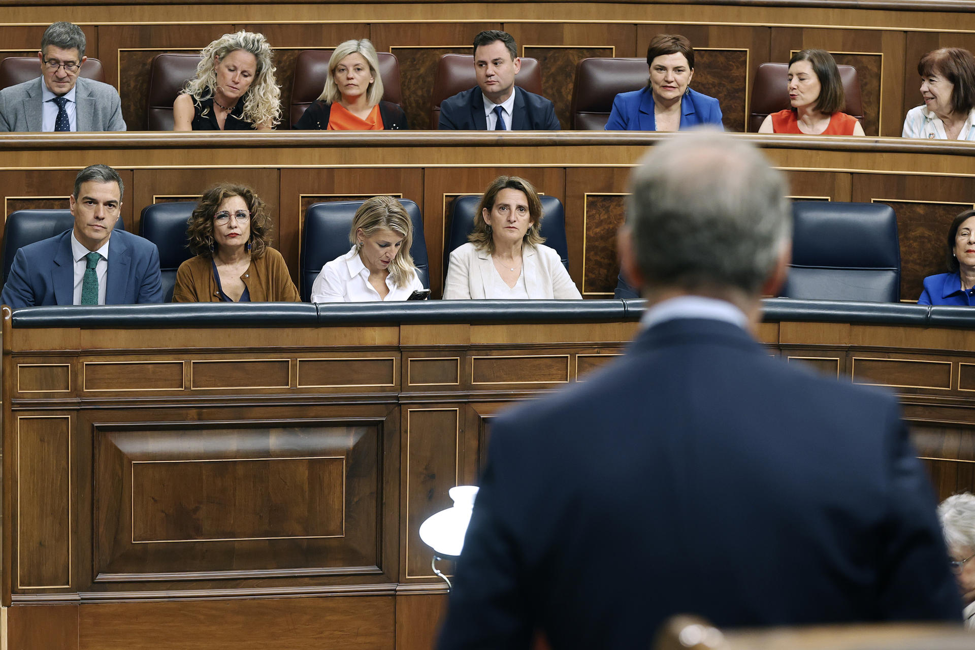 El presidente del Gobierno, Pedro Sánchez (i), escucha la intervención del líder popular, Alberto Núñez Feijóo (d), durante la sesión de control en el Congreso de los Diputados este miércoles. EFE/ J P Gandul
