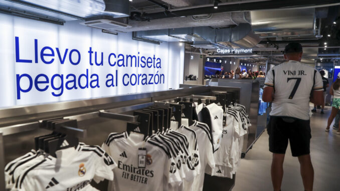 La nuevas camisetas de la temporada 2024-25 del Real Madrid se encuentran a la venta en la nueva tienda oficial del Real Madrid en el Santiago Bernabéu, ubicada en el lateral del estadio en la calle Padre Damián, junto a la entrada del palco presidencial. El club afirma que su nueva "megatienda insignia", de 2.800 metros cuadrados, ofrece "una experiencia de compra única para todos los aficionados", acorde a la gran transformación del Bernabéu. Con un horario de 10.00 a 20.00 horas a diario, contará con ofertas de productos exclusivos, zona de personalización, nuevas líneas de ropa tanto casual como técnica y accesorios del Real Madrid. EFE/ Gema García
