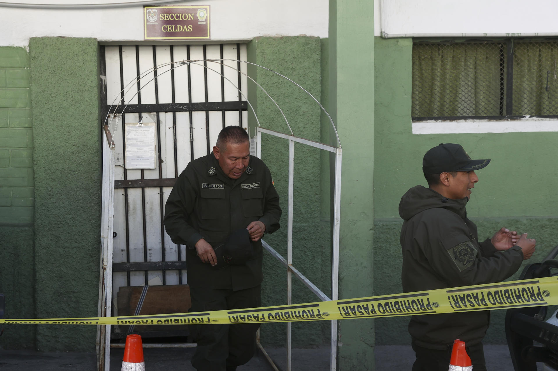 Integrantes de la Policía de Bolivia vigilan este viernes, afuera de la sede de la Fuerza Especial de Lucha Contra el Crimen (Felcc), en la ciudad de La Paz (Bolivia). EFE/ Luis Gandarillas
