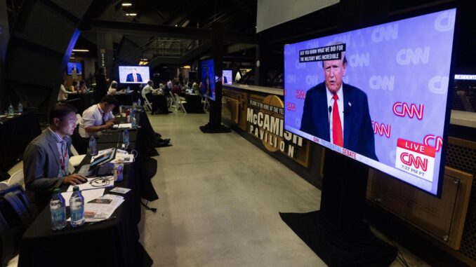 La prensa acompaña el debate entre el expresidente Donald J. Trump y el presidente Joe Biden en Atlanta. EFE/EPA/MICHAEL REYNOLDS
