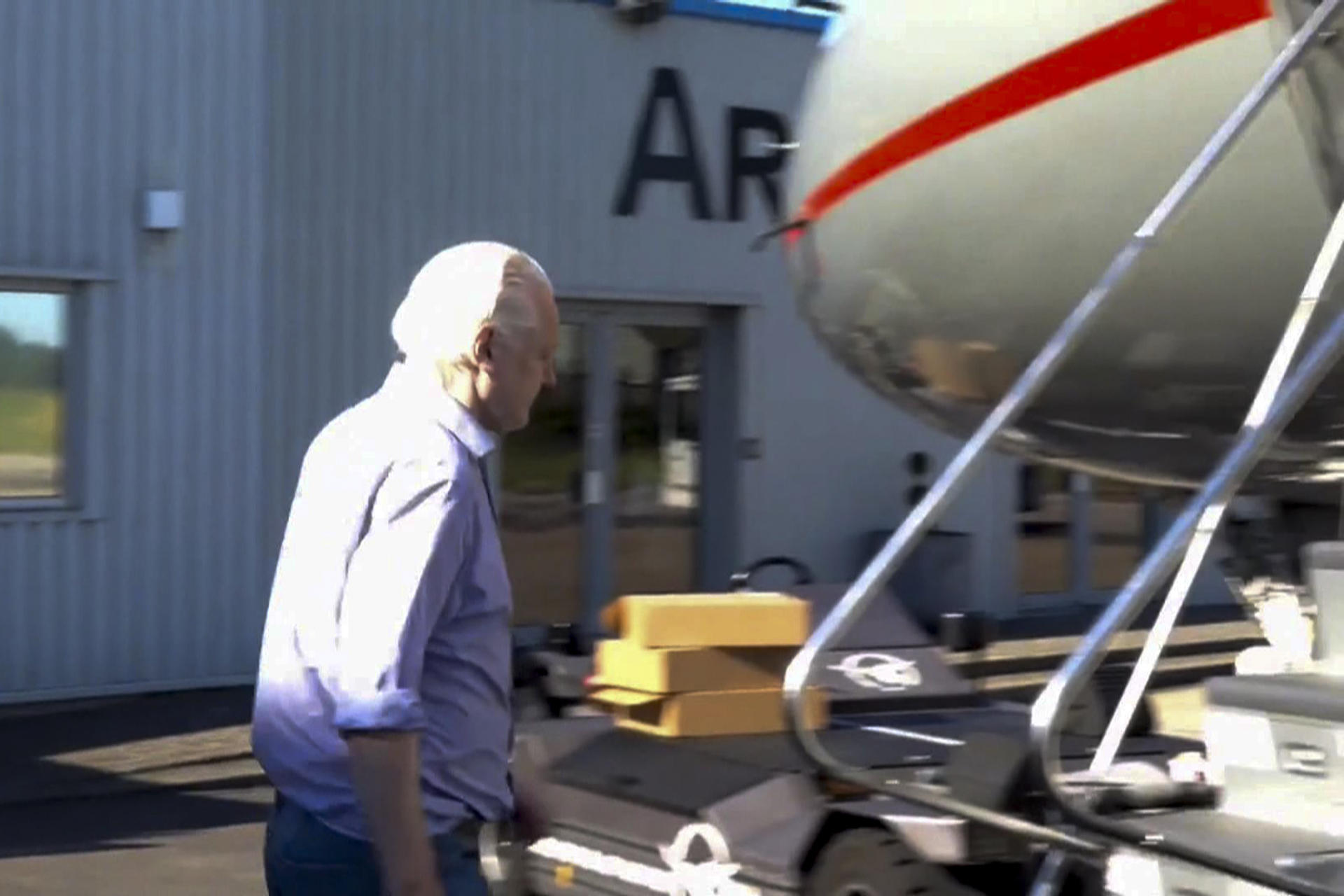 Captura de vídeo que muestra al fundador de Wikileaks, Julian Assange, mientras sube a un avión en el aeropuerto londinense de Stansted para abandonar Reino Unido con dirección a Islas Marianas (territorio de Estados Unidos), antes de viajar a Australia. EFE/ Wikileaks - SOLO USO EDITORIAL/SOLO DISPONIBLE PARA ILUSTRAR LA NOTICIA QUE ACOMPAÑA (CRÉDITO OBLIGATORIO) -
