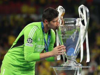 El portero del Real Madrid, con el trofeo de la Liga de Campeones, tras vencer 0-2 al Borussia Dortmund. EFE/EPA/NEIL HALL