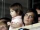 Suri con su madre, la actriz Katie Holmes, en julio de 2007. EFE/Andrew Gombert