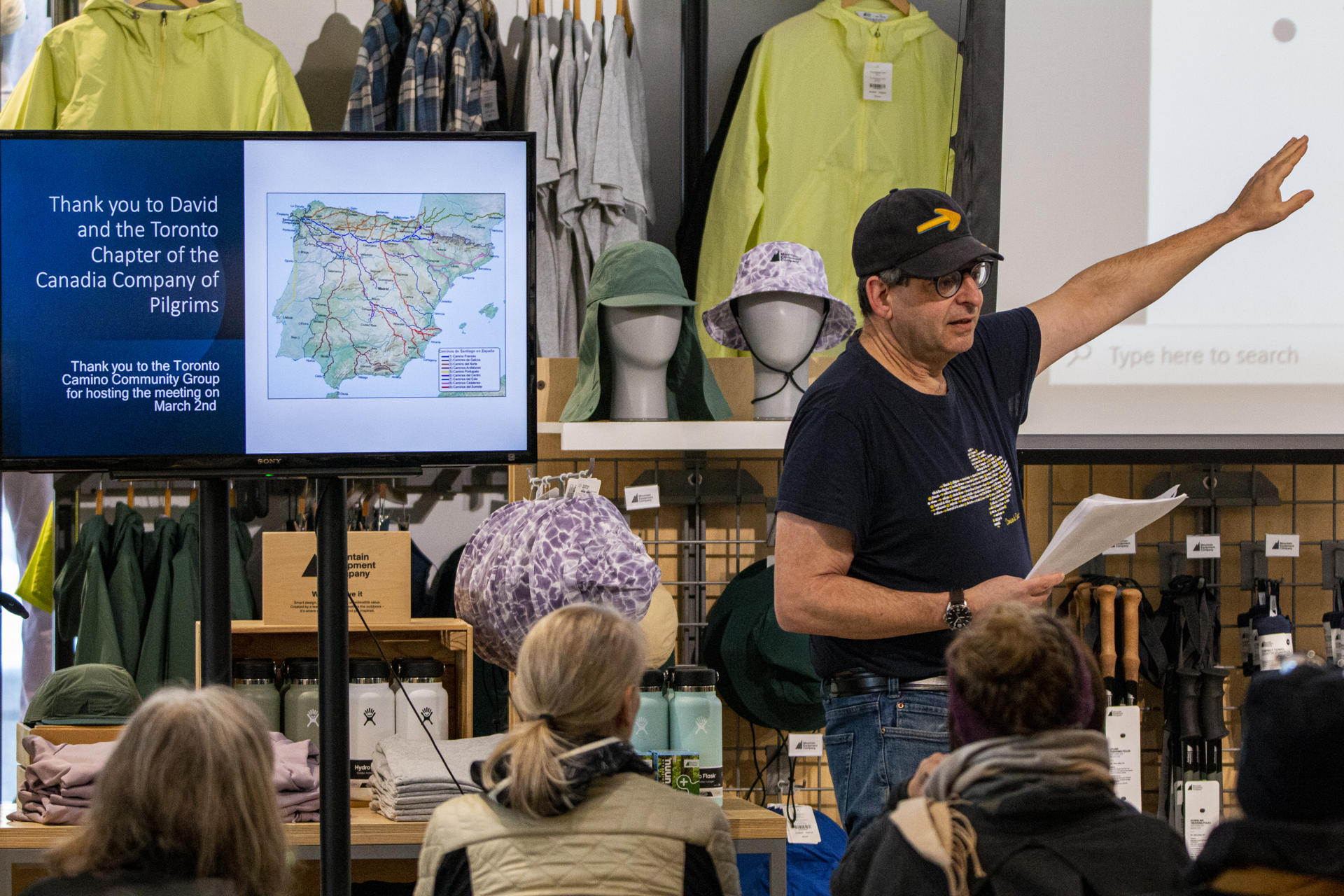 David Tallan ofrece una charla a los canadienses interesados en hacer el Camino de Santiago el 23 de marzo en una tienda en Toronto (Canadá). EFE/Julio César Rivas
