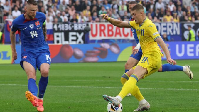 El jugador ucraniano Artem Dovbyk en acción contra el eslovaco Milan Skriniar (i) durante el partido de fútbol del grupo E de la Eurocopa 2024 entre Eslovaquia y Ucrania, en Dusseldorf, Alemania. EFE/EPA/CHRISTOPHER NEUNDORF
