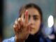 Una chica iraní enseña su dedo manchado de tinta después de votar en Teherán para las elecciones presidenciales. EFE/EPA/Stringer