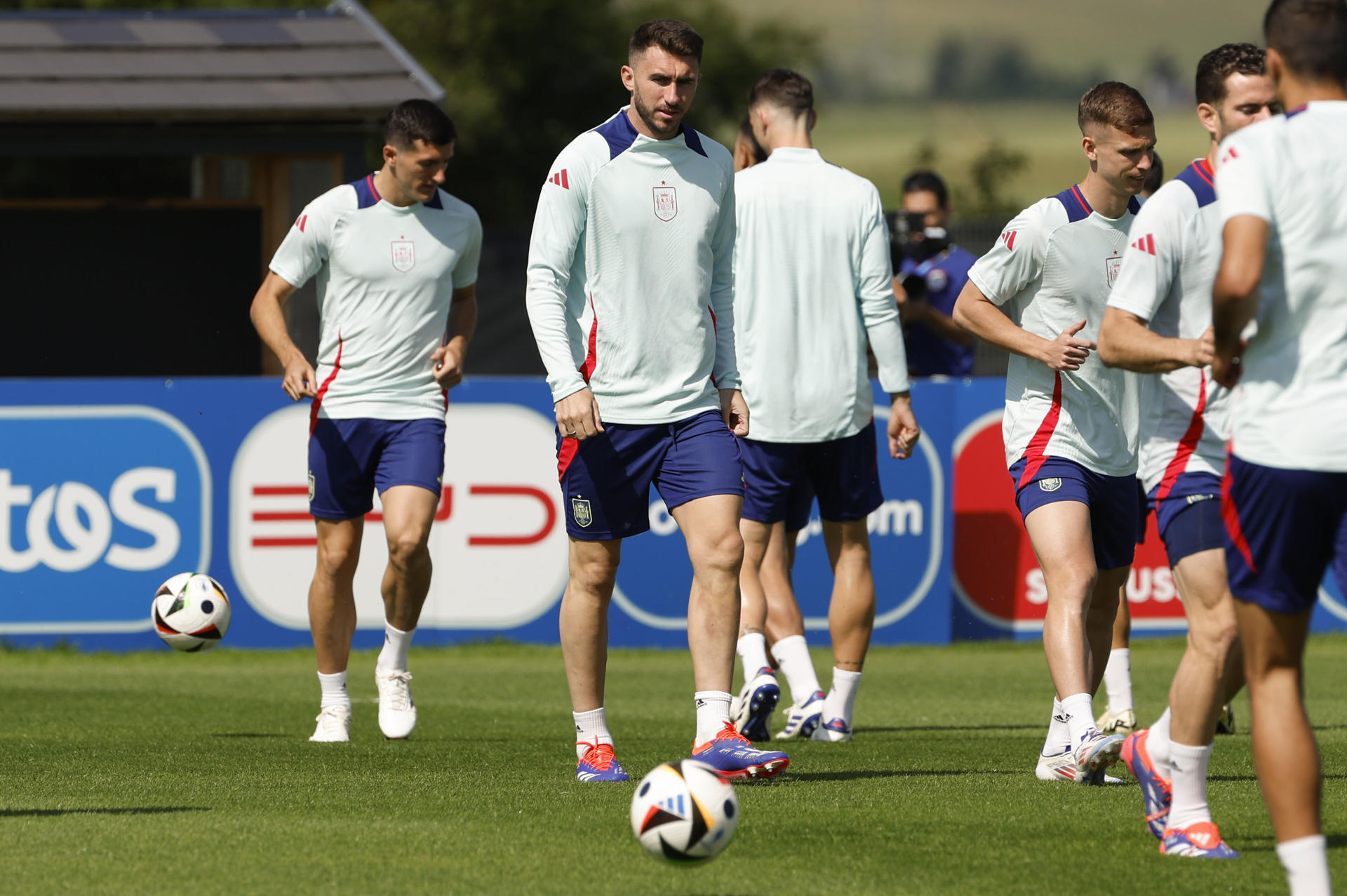 El defensa Aymeric Laporte (c) durante el entrenamiento de la selección española de fútbol en el lugar de concentración de Donaueschingen. EFE/ J.J. Guillén
