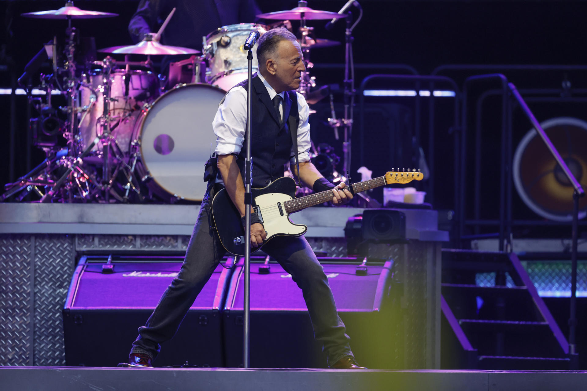 El cantante, guitarrista y compositor estadounidense Bruce Springsteen acompañado por la E. Street Band durante el concierto que ofrecen hoy miércoles en el estadio Metropolitano, en Madrid. EFE/ Juanjo Martín
