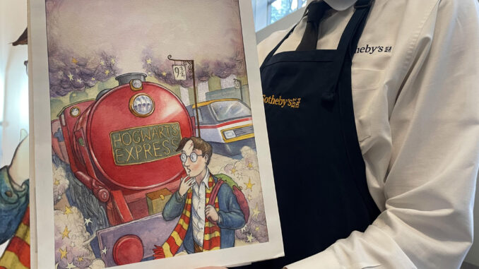 Un empleado de Sotheby's muestra la primera portada original de 'Harry Potter y la piedra filosofal', elaborada en 1997 por el artista británico Thomas Taylor, este viernes en la sede de esta casa de subastas en Nueva York (EE.UU.). EFE/ Alicia Sánchez
