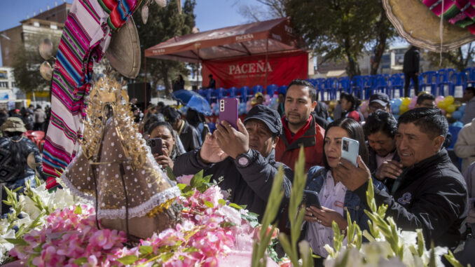 Personas observan la imagen de la Virgen de las Letanías durante su declaratoria como Patrimonio Nacional, este sábado en la ciudad de Viacha (Bolivia). EFE/Esteban Biba
