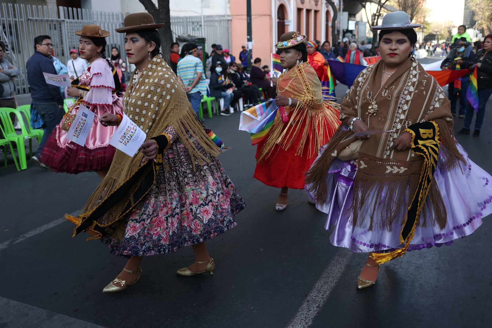 Personas participan en una marcha con motivo del Día del Orgullo LGTBI este sábado en La Paz (Bolivia). Las calles del centro de La Paz se llenaron de banderas con los colores de la comunidad LGTBI donde cientos de personas reivindicaron el aporte de su trabajo a la sociedad boliviana, su derecho a ser respetado y a la libertad de poder elegir. EFE/ Luis Gandarillas
