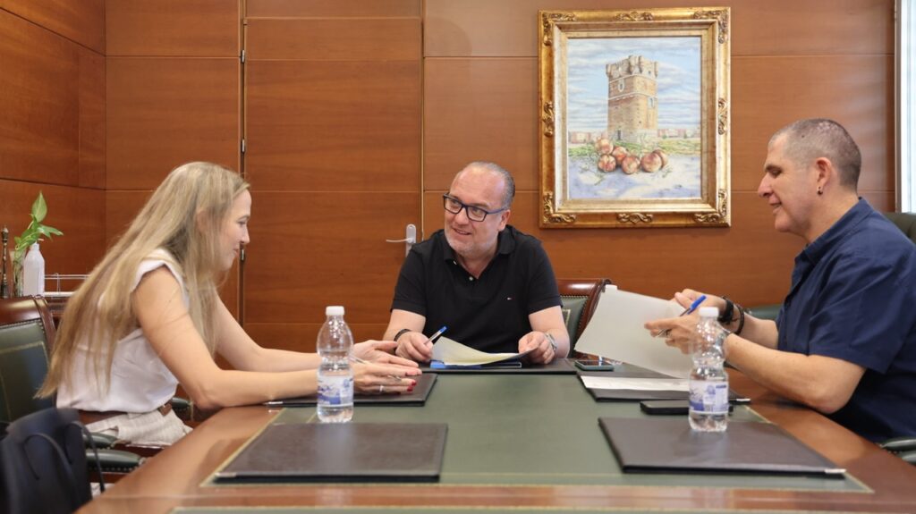 Arroyomolinos y Alcampo firman un convenio para fomentar el empleo y la formación laboral