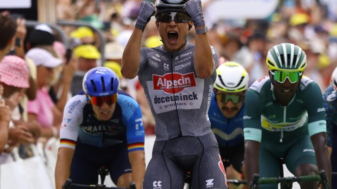 El belga Jasper Philipsen celrba la victoria en Saint-Amand-Montrond, Francia. EFE/EPA/KIM LUDBROOK
