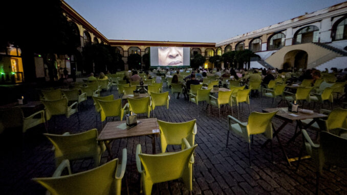 Vista del cine de verano de Diputación de Sevilla, en la noche del miércoles, una forma por la que optan los sevillanos para salir de casa y aun con calor, estar al aire libre. Almería y Cádiz, donde el termómetro no subirá de los 30 grados, son las únicas provincias en las que no se activarán este jueves las alertas por altas temperaturas. EFE/ David Arjona
