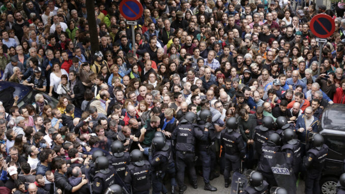Agentes antidisturbios de la Policía Nacional en Barcelona el 1-O de 2017. EFE/Alberto Estévez
