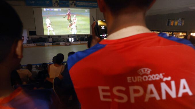 Pantalla gigante para ver el partido de la Eurocopa 2024 España-Croacia en el Palacio de Hielo en Madrid. EFE/Sergio Pérez
