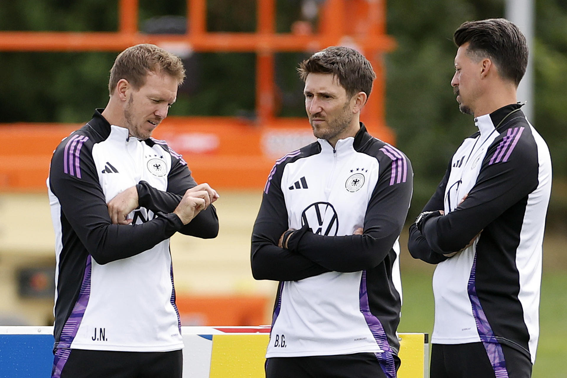 El seleccionador alemán, Julian Nagelsmann (i), conversa con sus ayudantes Sandro Wagner (d) y Benjamin Glück (c), durante el entrenamiento que la selección de Alemania ha realizado en Herzogenaurach. EFE/Alberto Estévez
