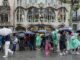 Fotografía de archivo de varios turistas protegiéndose de la lluvia en las inmediaciones de la Casa Batlló del paseo de Gracia de Barcelona.EFE/ Enric Fontcuberta