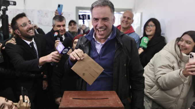 El precandidato a la presidencia de Uruguay por la coalición de izquierdas opositora Frente Amplio Yamandú Orsi muestra su voto este domingo, en Montevideo (Uruguay). EFE/ Gaston Britos
