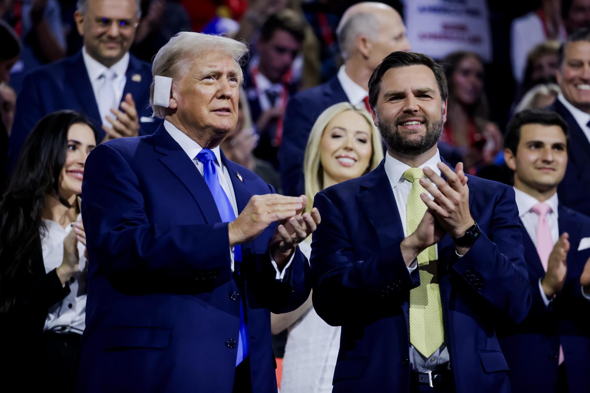 El candidato presidencial republicano y expresidente Donald Trump (izq.), y su compañero de fórmula para la vicepresidencia, el senador JD Vance (der.), asisten al segundo día de la Convención Nacional Republicana (RNC) en el Foro Fiserv en Milwaukee, Wisconsin, EE.UU., el 16 de julio de 2024. EFE/EPA/Justin Lane
