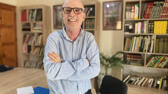 Brahim Hameyada, fundador de la Academia Unamuno de idiomas de Dajla, en el Sáhara Occidental, posa frente a la biblioteca de su escuela. EFE/ María Traspaderne
