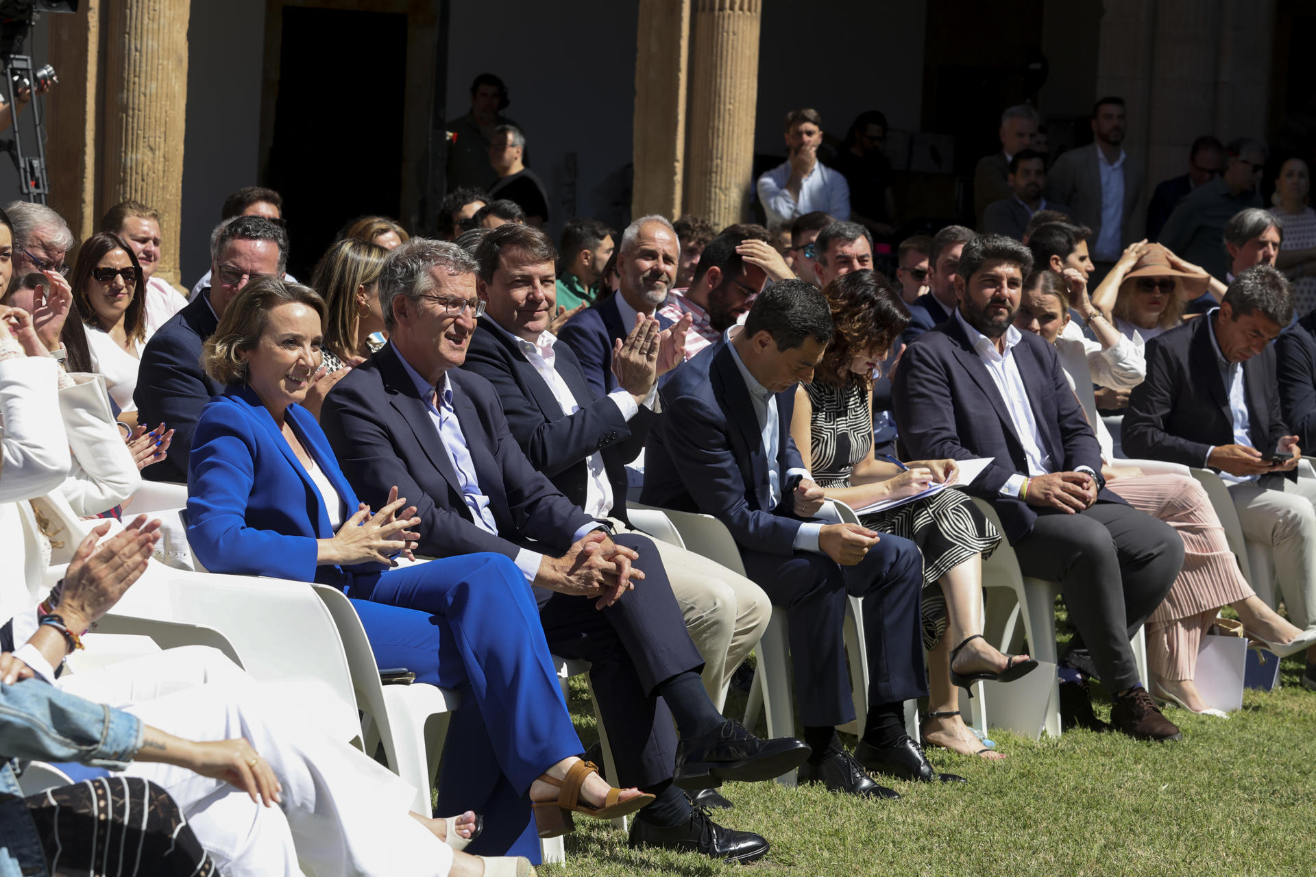 El presidente del PP, Alberto Núñez Feijóo (2i), entre otros dirigentes de la formación, en el acto de clausura de " Por una EBAU común" que se celebra en Salamanca. EFE/J.M.GARCÍA
