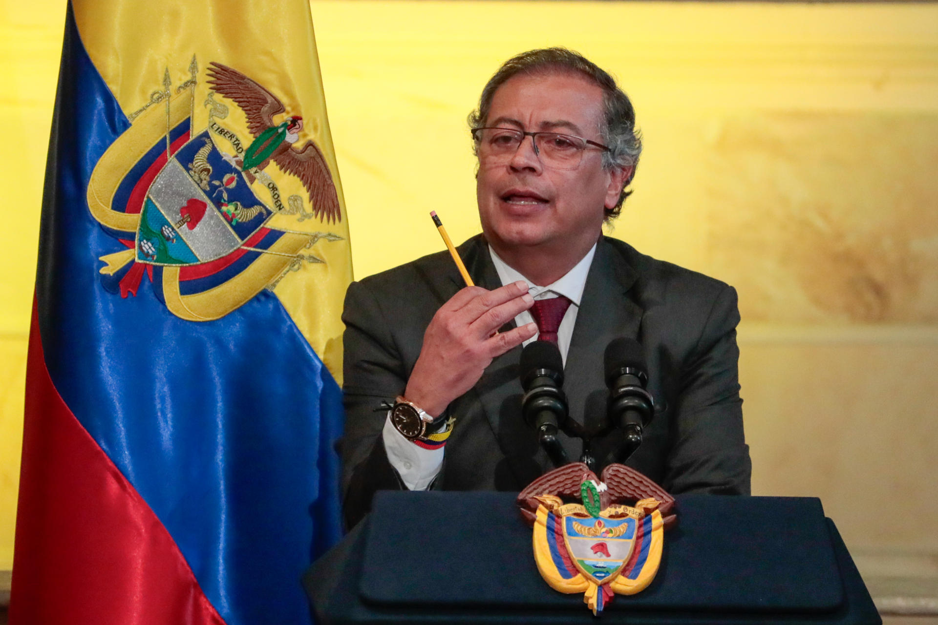 El presidente de Colombia, Gustavo Petro, hace su intervención durante la instalación de las sesiones ordinarias del Congreso este sábado, en Bogotá (Colombia). EFE/Carlos Ortega
