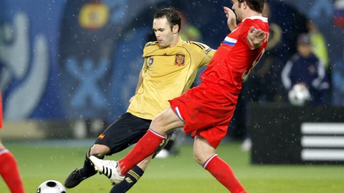 El jugador español Andres Iniesta (i) disputa el balón ante Rusia en el partido de semifinales de la Eurocopa 2008 que les enfrentó en 2008, en el estadio Ernst Happel de Viena (Austria). EFE/GEORGI LICOVSKI//
