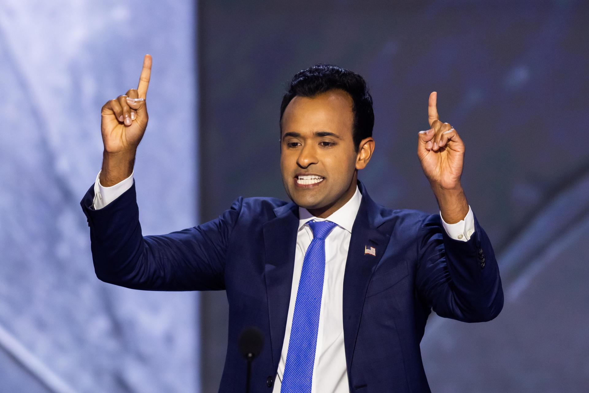 El ex candidato presidencial republicano Vivek Ramaswamy pronuncia un discurso durante el segundo día de la Convención Nacional Republicana (RNC) en el Foro Fiserv en Milwaukee, Wisconsin, EE. UU., el 16 de julio de 2024. EFE/EPA/Jim Lo Scalzo
