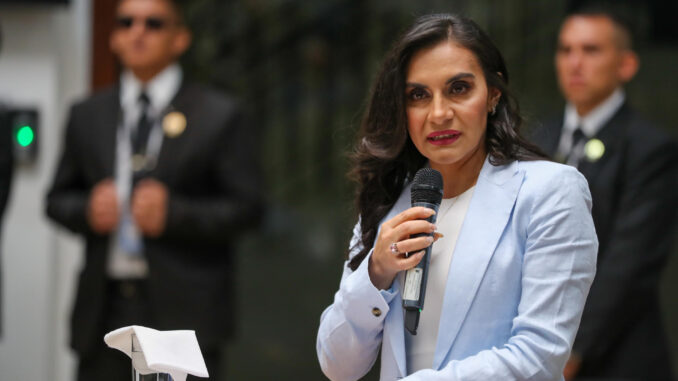 Fotografía de archivo que muestra a la vicepresidenta de Ecuador, Verónica Abad, durante una rueda de prensa, el 28 de noviembre de 2023, en Quito (Ecuador). EFE/ José Jácome
