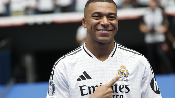 El francés Kylian Mbappé durante su presentación como nuevo jugador del club. EFE/Chema Moya
