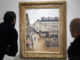 Fotografía de archivo en la que personas observan el cuadro 'Rue Saint-Honoré, après midi, effet de pluie', de Camille Pissarro, el 10 de enero de 2024 en el Museo Thyssen-Bornemisza en Madrid (España). EFE/ Sergio Pérez