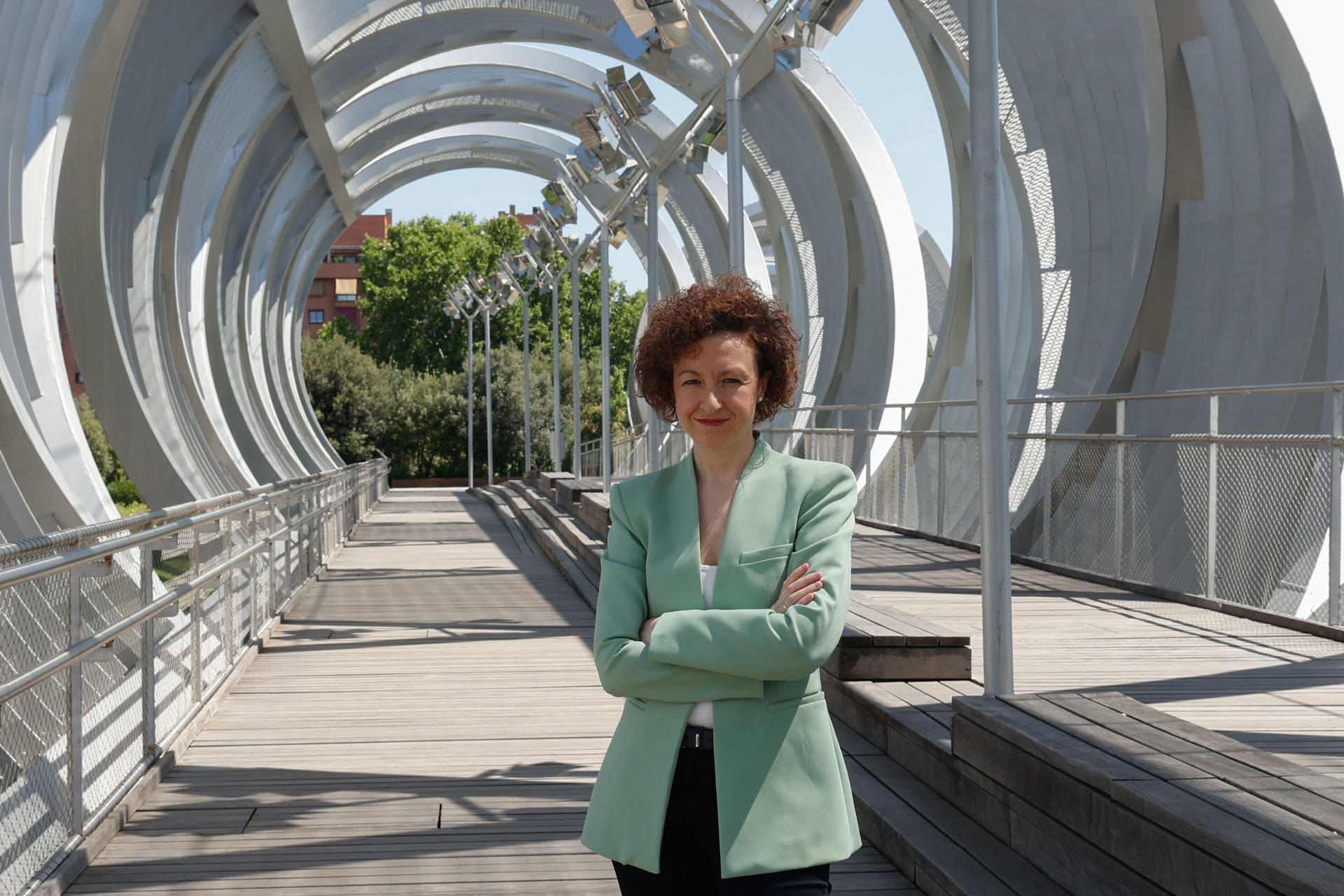 La batuta es una extensión del cuerpo de Lucía Marín, directora de orquesta natural de Linares (Jaén) que será la primera española en debutar como directora en Australia tras trabajar con la Orquesta Nacional de España, la Orquesta Sinfónica de Radio televisión Española o la Orquesta Joven de Andalucía. Al frente de la Adelaide Symphony Orchestra y el State Opera Chorus, dirigirá 'Lucia de Lammermoor' en la temporada de ópera de la State Opera South Australia de Adelaida. “Es una oportunidad absolutamente maravillosa, cuando me lo confirmaron fue una emoción enorme y sobre todo un reconocimiento personal por la cantidad de horas de trabajo y estudio que tiene detrás”, ha dicho en una entrevista con EFE. -EFE/ Lucía Goñi
