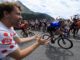 El ciclista español Oier Lazkano (d), del equipo Movistar, en acción durante el Tourmalet en el Tour de Francia 2024. EFE/EPA/GUILLAUME HORCAJUELO