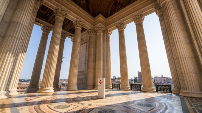 El pórtico columnado del monumento a Víctor Manuel II de Roma, el denominado 'Altar de la patria' y uno de los lugares más visitados de Italia, reabrió este viernes al público tras muchos años cerrado por problemas de mantenimiento en los mármoles de su solería. Situado casi en lo alto del monumento a Víctor Manuel II, la imponente edificación localizada en la céntrica plaza Venecia romana, el 'Sommoportico', diseñado por Gaetano Koch y construido entre 1908 y 1910, cuenta con más de 70 metros de largo y 16 columnas monumentales de 15 metros de altura. EFE/  Ministerio de Cultura de Italia/SOLO USO EDITORIAL/SOLO DISPONIBLE PARA ILUSTRAR LA NOTICIA QUE ACOMPAÑA (CRÉDITO OBLIGATORIO)
