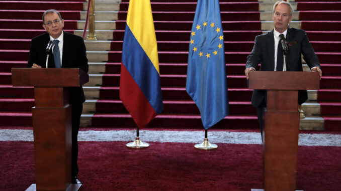 El embajador de Colombia ante Bélgica y Luxemburgo Jorge Rojas (i), habla este martes junto al representante especial para los DD.HH. de la Unión Europea, Olof Skoog durante una declaración a la prensa en Bogotá (Colombia). EFE/ Carlos Ortega
