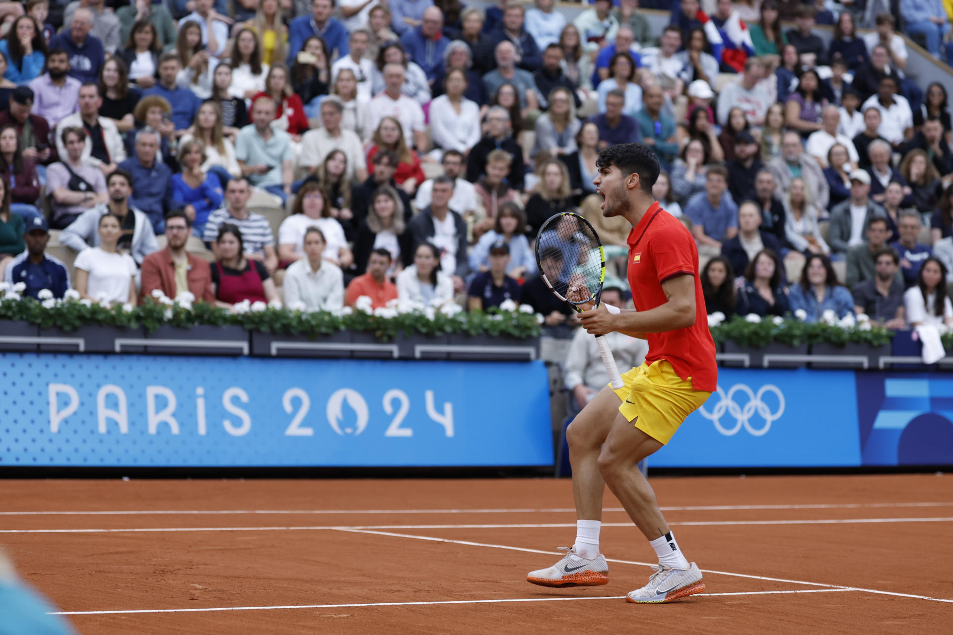 El tenista español Carlos Alcaraz celebra un punto ante el libanés Hady Habib durante su partido de primera ronda individual masculino de tenis de los Juegos Olímpicos de París 2024 este sábado en París. EFE/ Juanjo Martín
