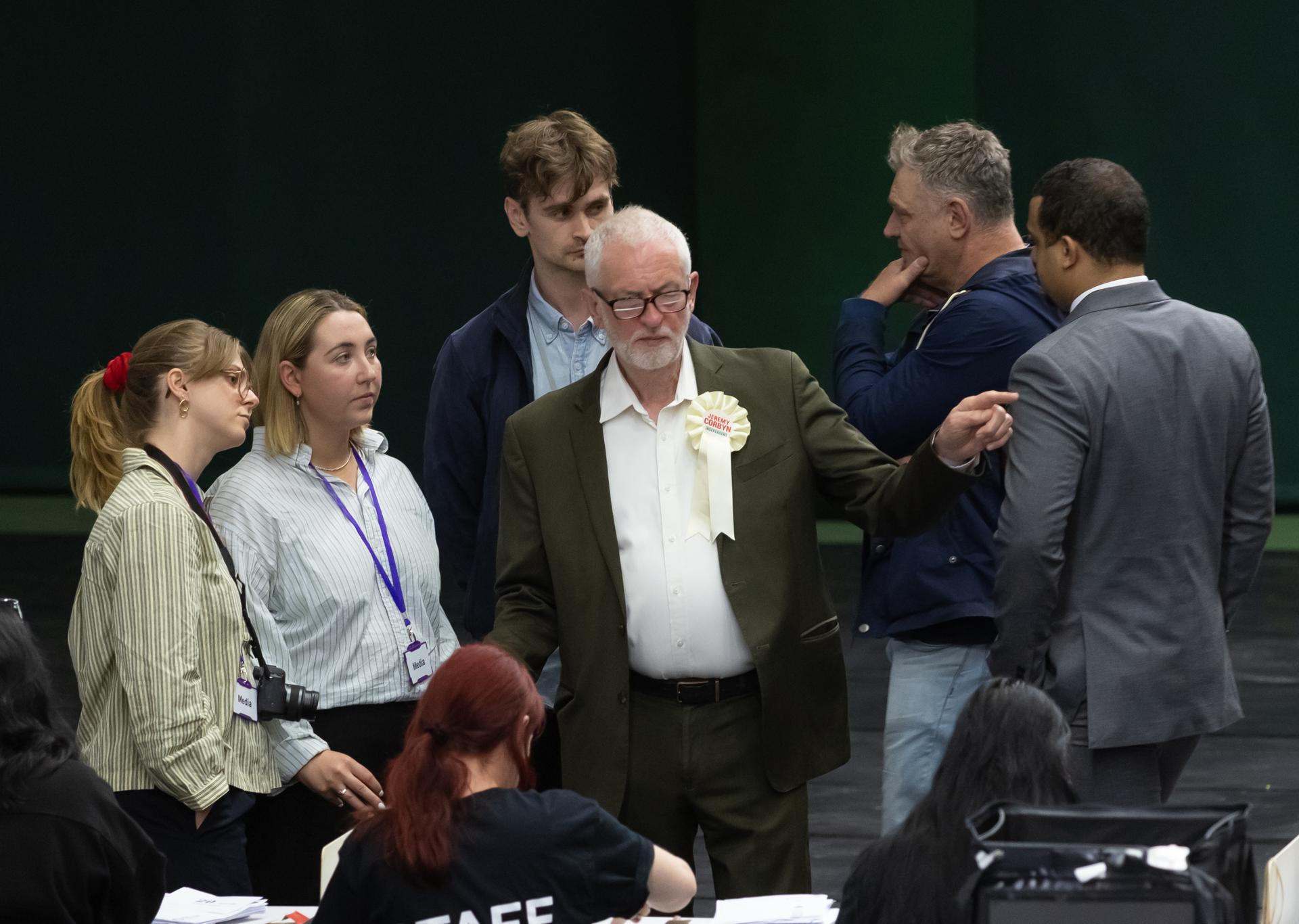 El exlíder del Partido Laborista Británico Jeremy Corbyn (C) observa el recuento electoral en Islington, Londres, Reino Unido, el 5 de julio de 2024. EFE/EPA/Jon Rowley
