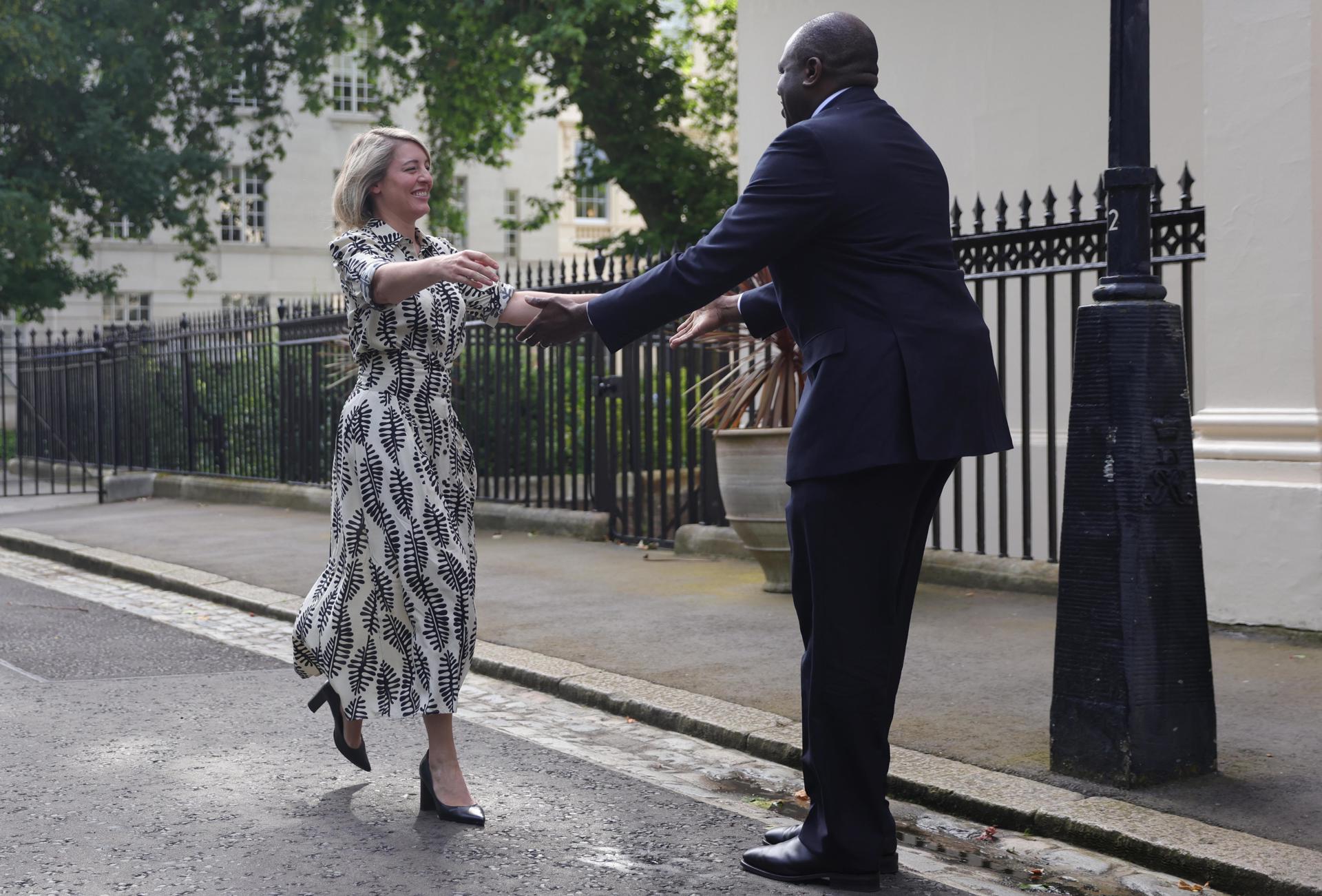 El ministro británico de Asuntos Exteriores, David Lammy (D), recibe a su homóloga de Canadá, Melanie Joly (I), antes de una reunión bilateral en Carlton House Terrace en Londres, el 8 de julio de 2024. EFE/EPA/NEIL HALL / POOL
