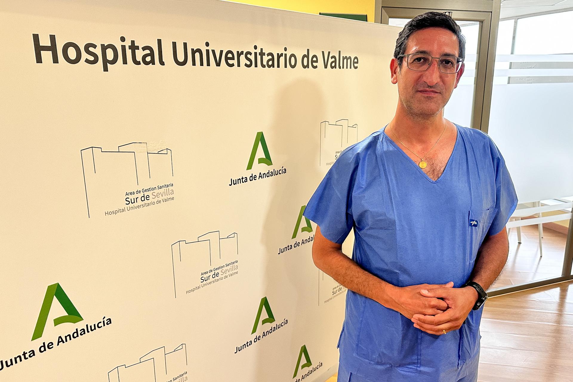 El jefe de Angiología y cirugía vascular, Andrés García León posa en el hospital de Valme (Sevilla), donde varios pacientes han recibido venas personalizadas por ingeniería de tejidos. EFE/David Arjona
