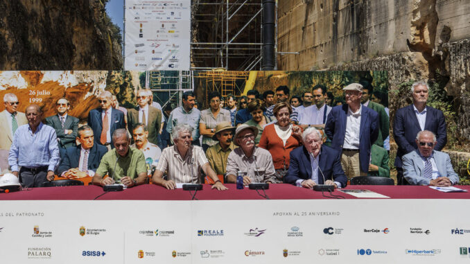 La Fundación Atapuerca celebra este viernes su 25 aniversario con la recreación de la firma de su constitución en el mismo lugar donde se produjo originalmente, en la trinchera del ferrocarril de los yacimientos de la sierra de Atapuerca. EFE/ Santi Otero
