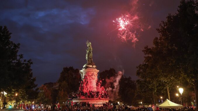 Celebración por el resultado de las elecciones legislativas en Francia en la Plaza de la República en Paris. EFE/EPA/YOAN VALAT
