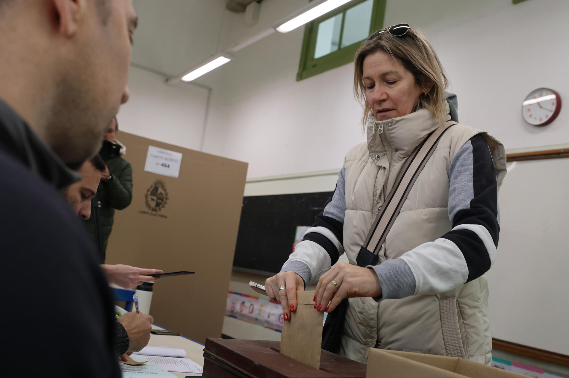 Una mujer vota este domingo, en Montevideo (Uruguay). EFE/ Armando Sartorotti
