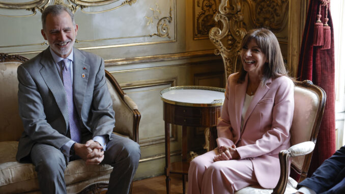 El rey Felipe VI recibe en audiencia a la alcaldesa de París, Anne Hidalgo, en la Residencia de la embajada de España en París. EFE/Lavandeira
