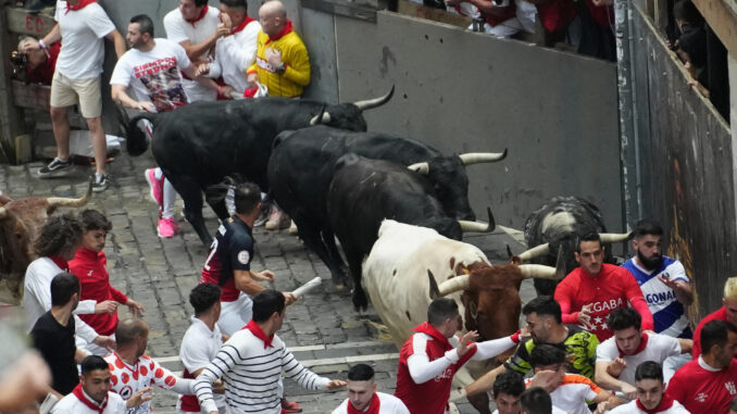 Mozos son perseguidos por toros de Victoriano del Río en el tercer encierro de los Sanfermines este martes, en Pamplona. EFE/Ainhoa Tejerina
