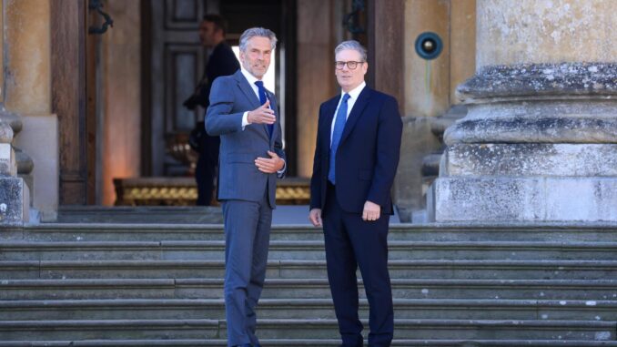 El primer ministro británico, Keir Starmer (D), recibe a su homólogo neerlandés, Dick Schoof (I), a su llegada a la cumbre de la Comunidad Política Europea que se celebra este jueves en el palacio de Blenheim, en Woodstock (Reino Unido). EFE/EPA/CHRIS RATCLIFFE / POOL
