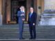 El primer ministro británico, Keir Starmer (D), recibe a su homólogo neerlandés, Dick Schoof (I), a su llegada a la cumbre de la Comunidad Política Europea que se celebra este jueves en el palacio de Blenheim, en Woodstock (Reino Unido). EFE/EPA/CHRIS RATCLIFFE / POOL