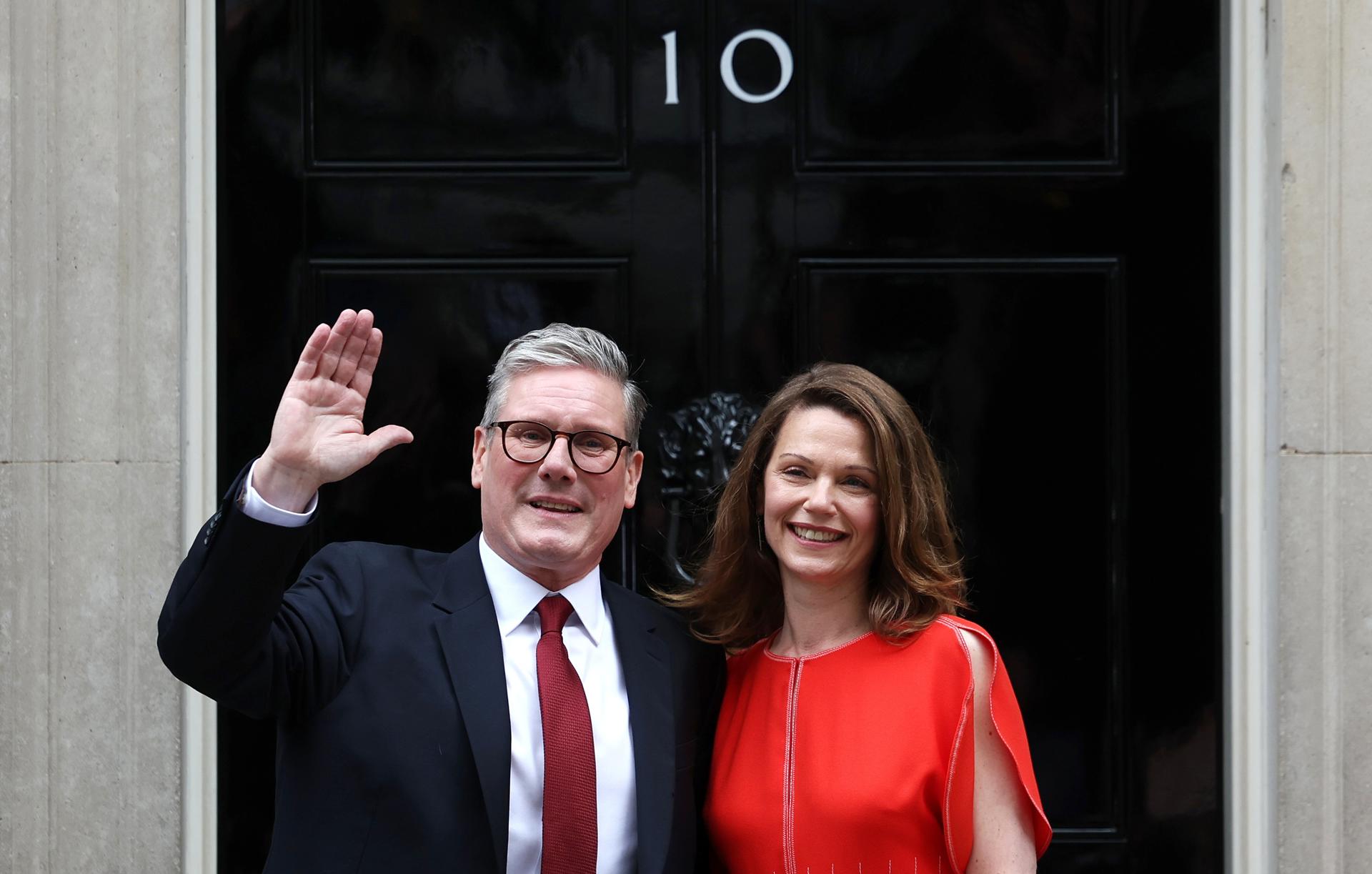 El nuevo Primer Ministro de Gran Bretaña, Keir Starmer (L), y su esposa Victoria Starmer, saludan a los medios de comunicación en las escaleras del número 10 de Downing Street en Londres, Gran Bretaña, 05 de julio de 2024. El líder del Partido Laborista, Keir Starmer, se convirtió en el nuevo primer ministro del país el 5 de julio, después de que su partido obtuviera una victoria aplastante en las elecciones generales. (Elecciones, desplazamiento de tierras, Reino Unido, Londres) EFE/EPA/ANDY LLUVIA
