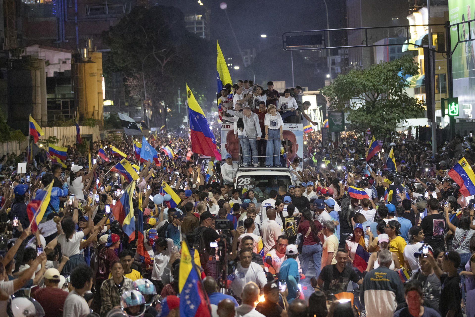 El candidato a la presidencia de Venezuela Edmundo González Urrutia (arriba-i), del partido Plataforma Unitaria Democrática (PUD), saluda a sus simpatizantes antes de su cierre de campaña, este jueves, en Caracas (Venezuela). EFE/ Ronald Peña R.
